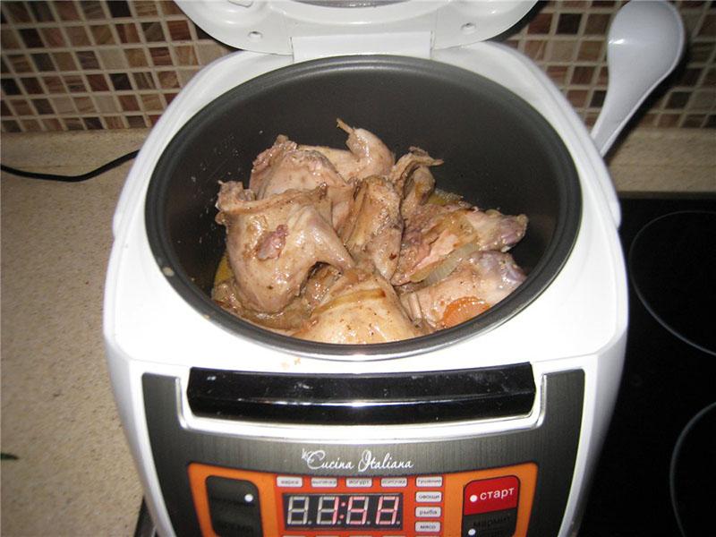 poner la carne en una olla de cocción lenta