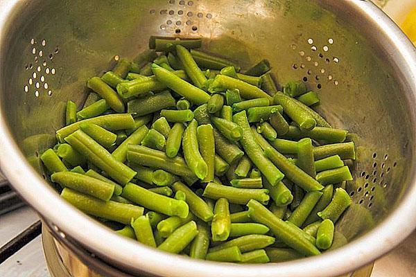 faire bouillir et égoutter les haricots