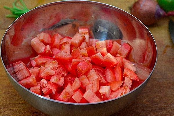 cortar los tomates pelados en cubos