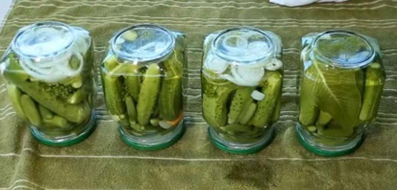 tarros cerrados de pepinillos en escabeche