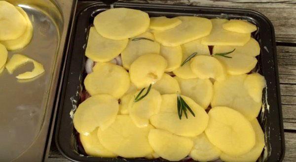 colocar patatas y especias