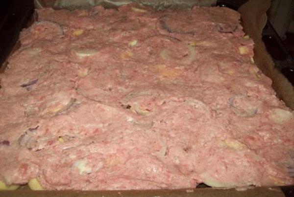 poner la carne picada sobre las patatas