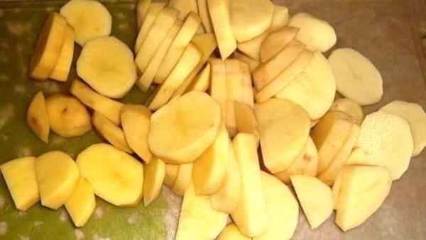 couper les pommes de terre en cercles