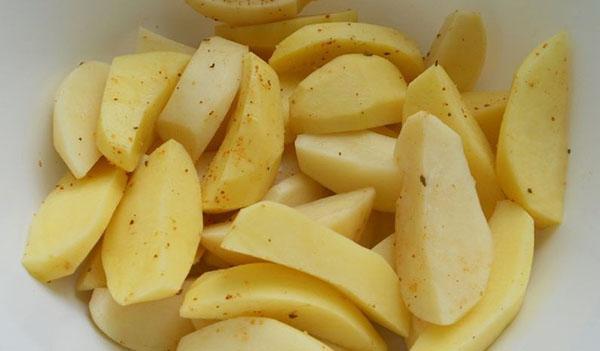 condimentar las patatas con especias