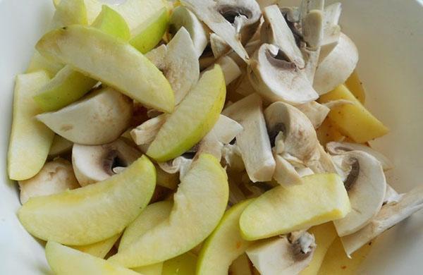 agregue manzanas y champiñones