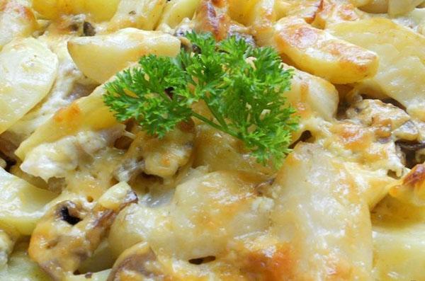 servir papas adornadas con perejil