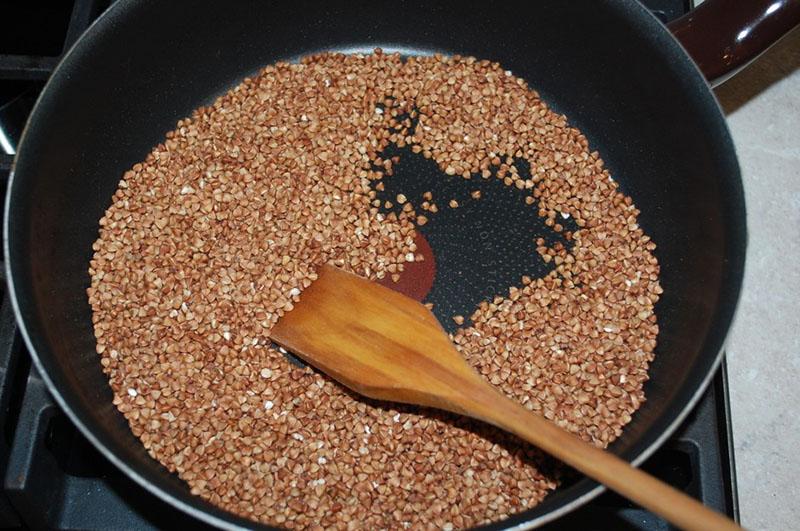 freír el trigo sarraceno en una sartén