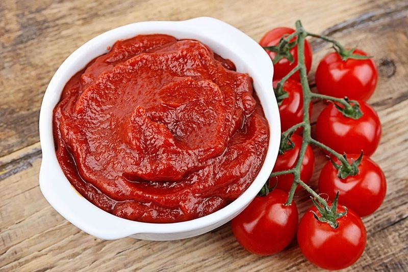 pasta de tomate y tomates