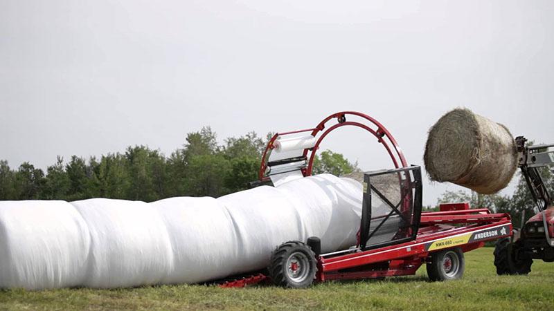 presser l'ensilage dans des sacs