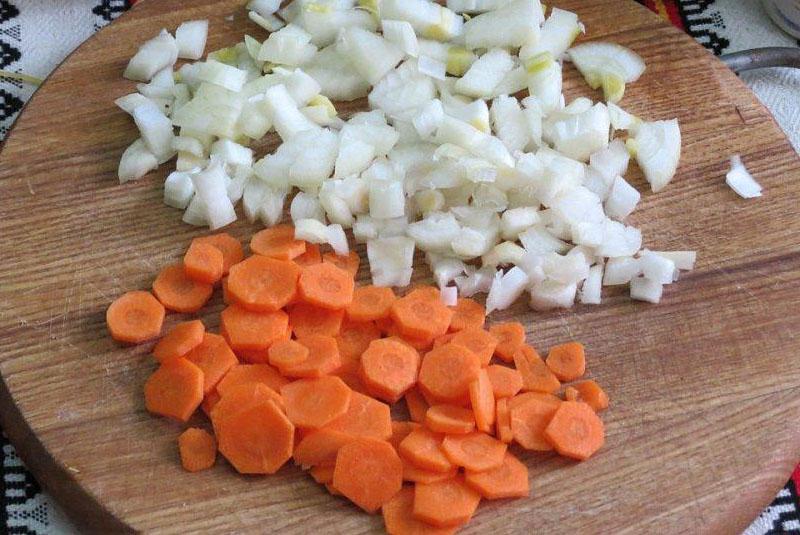 hacher les carottes et les oignons