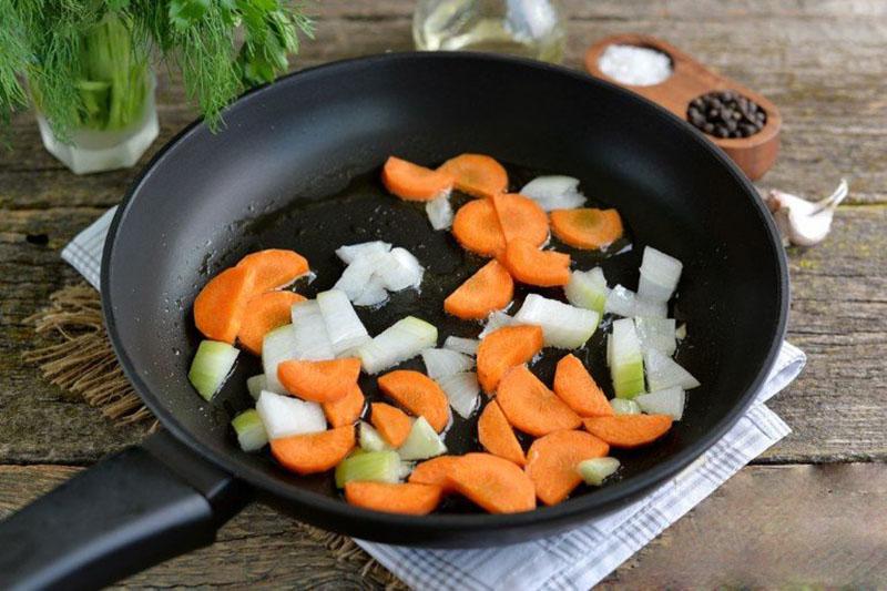 faire revenir les oignons et les carottes