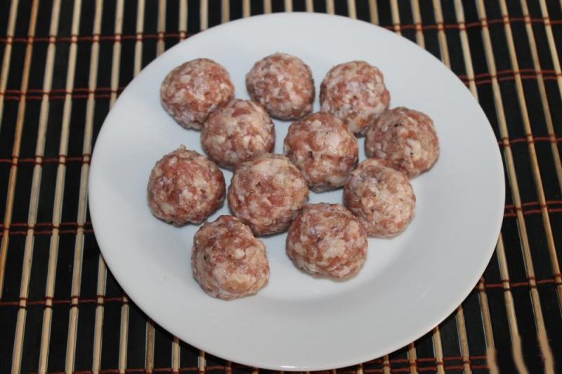 nous formons des boulettes de viande