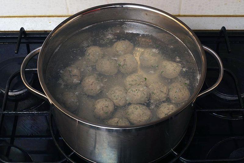 faire bouillir des boulettes de viande