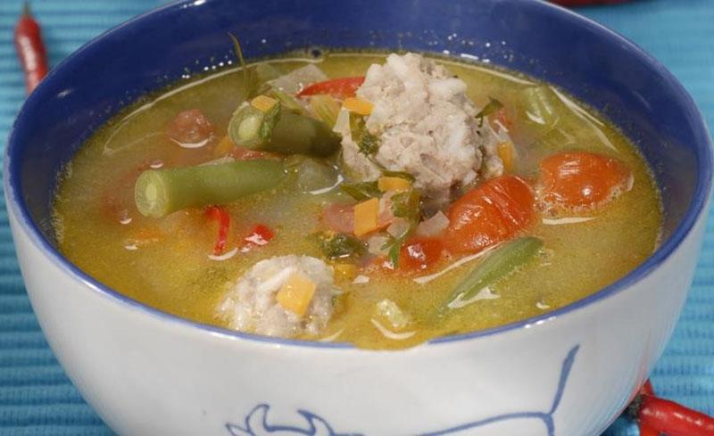 soupe avec viande hachée et légumes surgelés