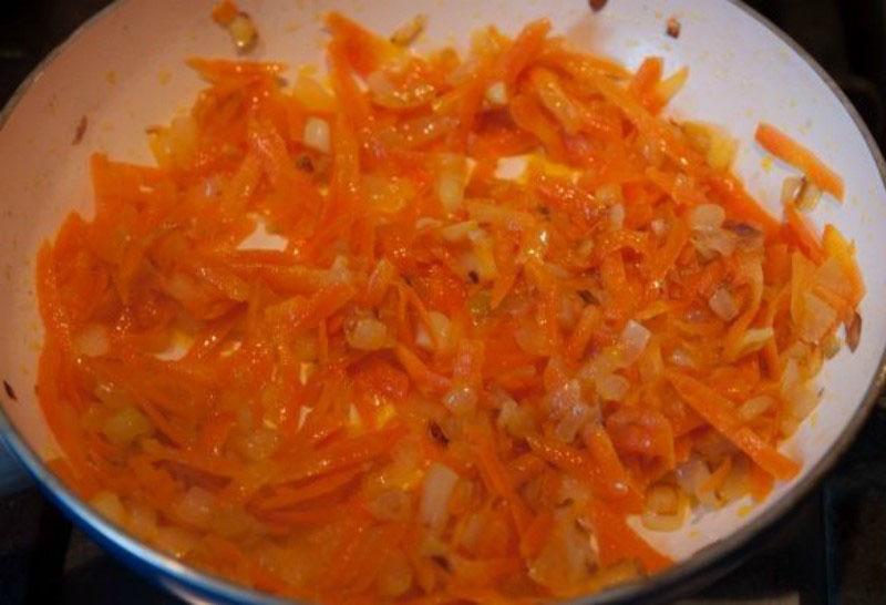 faire revenir les oignons avec les carottes