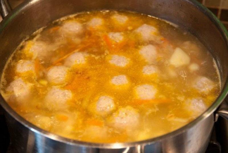 Coloque las albóndigas y continúe cocinando la sopa.