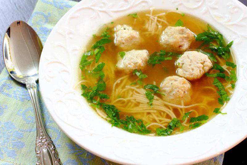 sopa de fideos con carne picada