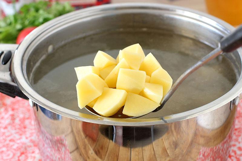 mettre les pommes de terre dans le bouillon