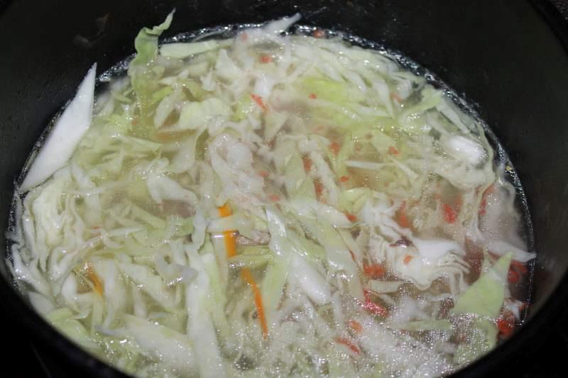 agregue repollo al caldo