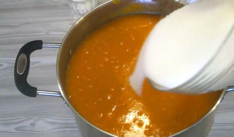 ajouter du sucre à la purée de citrouille