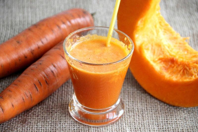 Zumo de zanahoria y calabaza en casa para el invierno.
