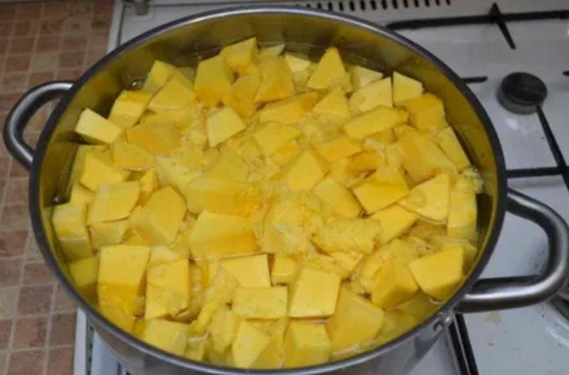 mettre la citrouille hachée dans une casserole