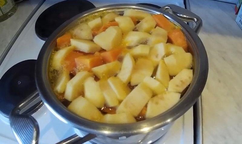 faire bouillir les pommes et la citrouille