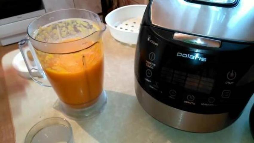 jugo de calabaza y zanahoria en una olla de cocción lenta