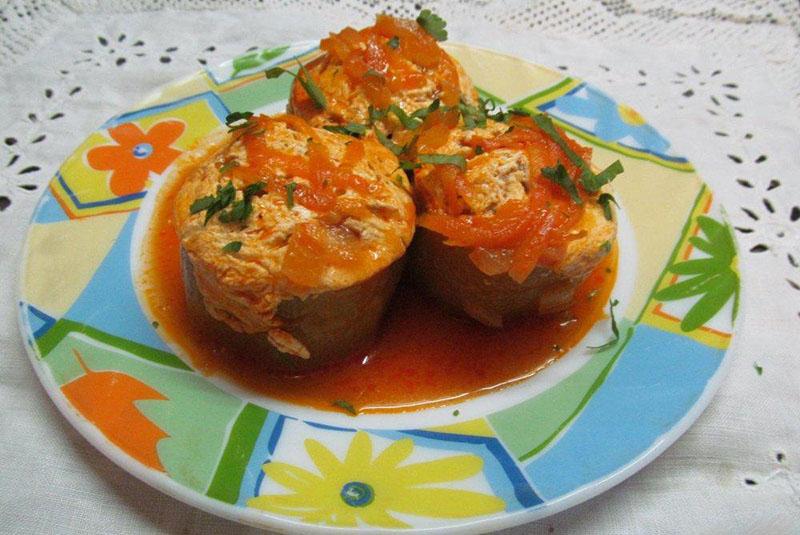 pepinos guisados ​​rellenos