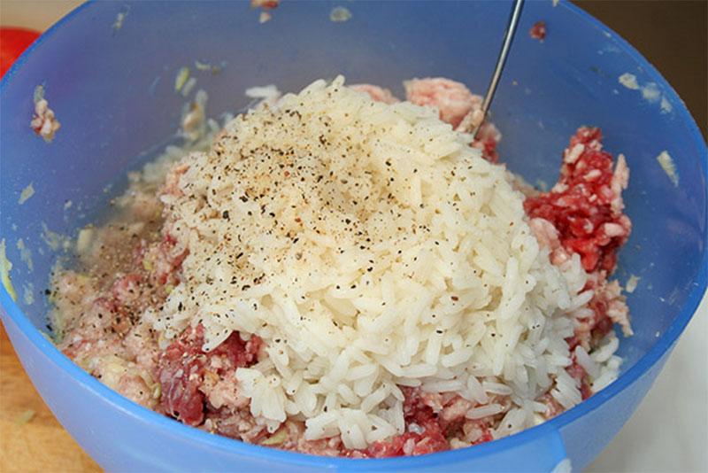 mélanger la viande hachée avec du riz