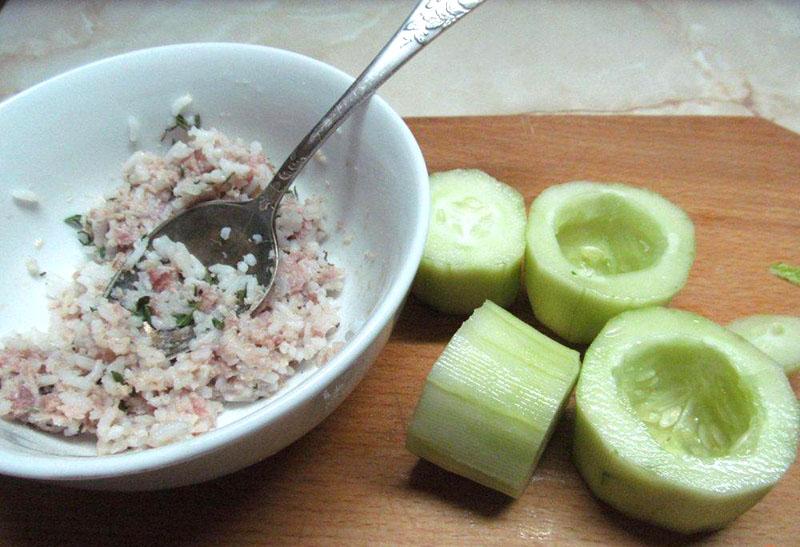 empezar a rellenar pepinos