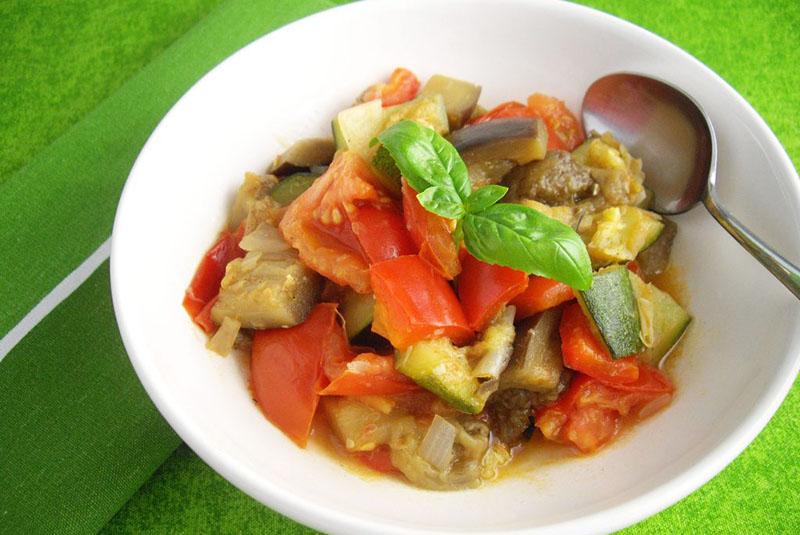 platos de pepino guisado