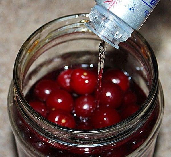 verser la vodka sur les cerises