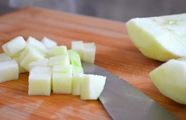 éplucher et couper les pommes