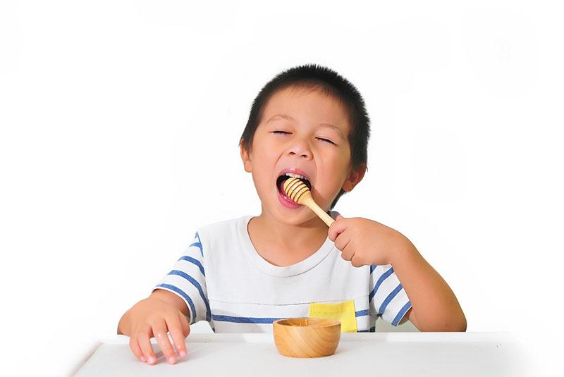 los niños aman los productos de abejas