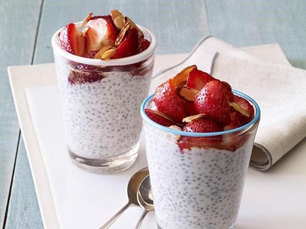 chía con leche de coco y fresas