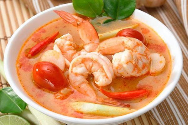 Sopa Tom Yum con leche de coco