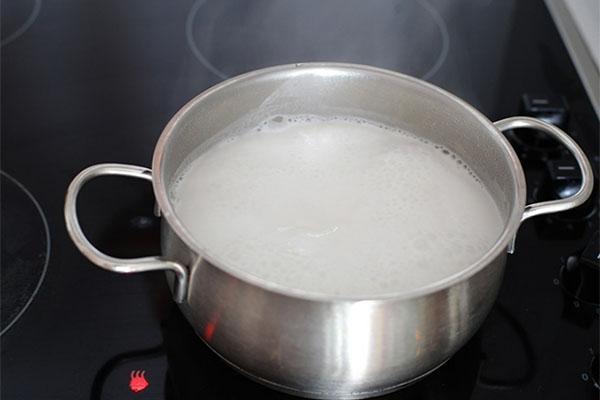 hervir la leche de coco con agua
