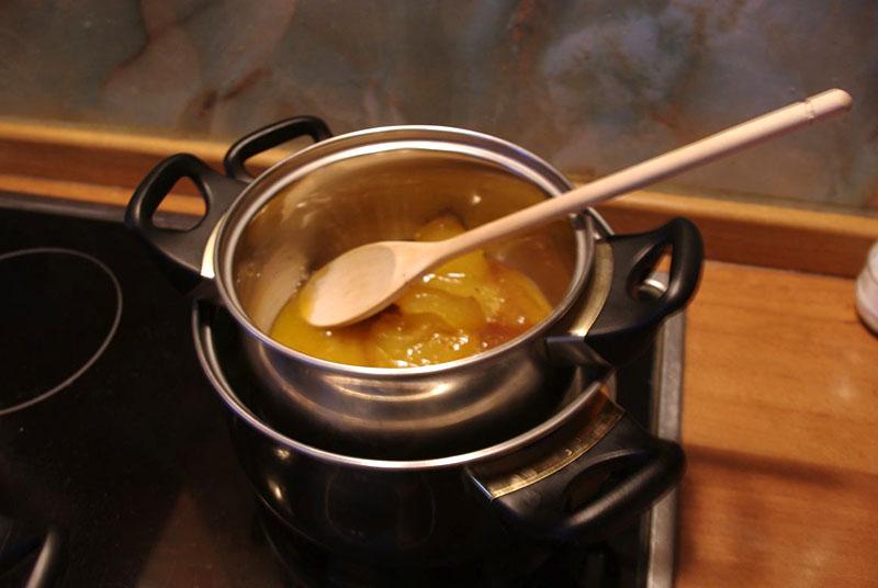 cómo derretir miel confitada en un baño de agua