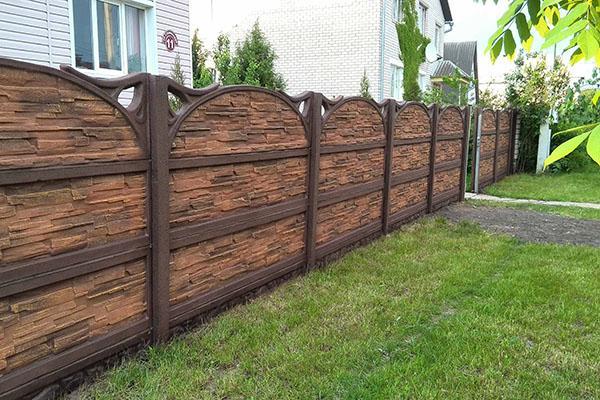 valla de hormigón con elementos decorativos