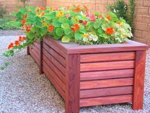 cama de flores de madera alta