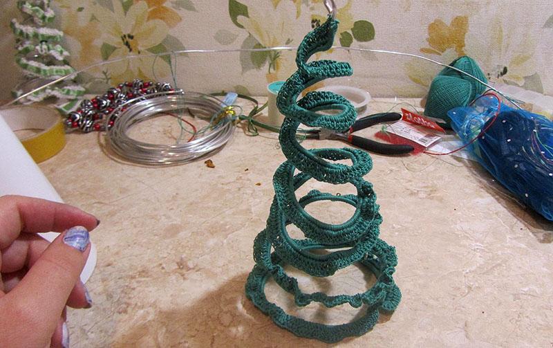 comment faire un sapin de Noël en fil de fer de vos propres mains avec des fils