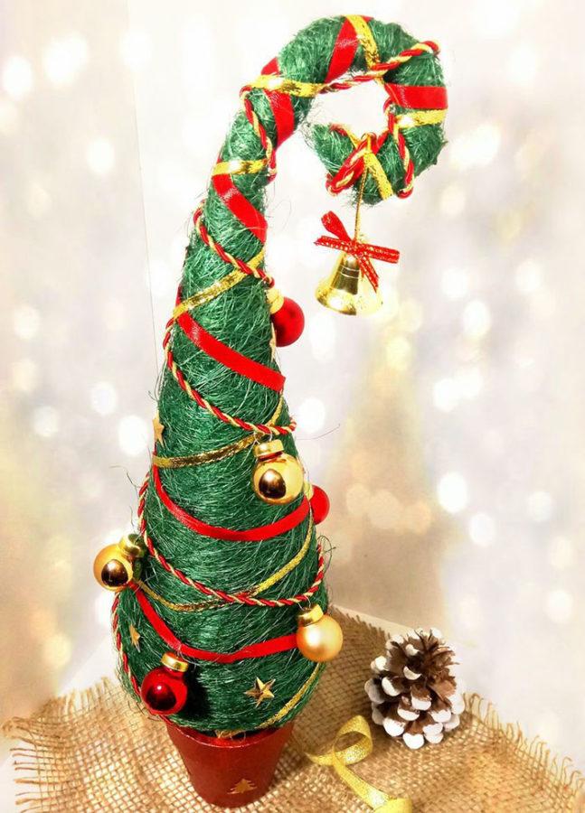 décorer un sapin de Noël conique en fil de fer