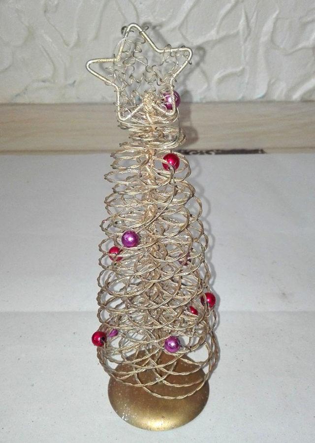 comment faire un sapin de Noël à partir de fil de fer avec vos propres mains en spirale