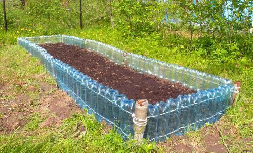 cama de flores de botellas de plástico