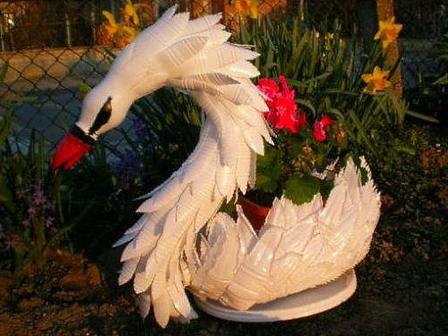 Cisne con flores de plástico