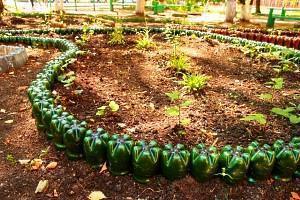 une clôture pour un parterre de fleurs fait de bouteilles en plastique