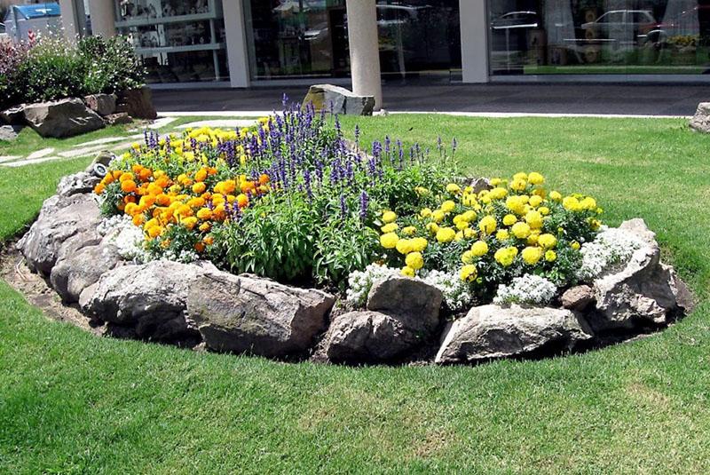 cama de flores de un nivel de piedras