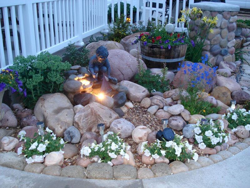 hermoso lecho de flores de piedras en el sitio