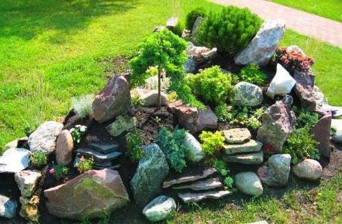 un macizo de flores de diferentes piedras.